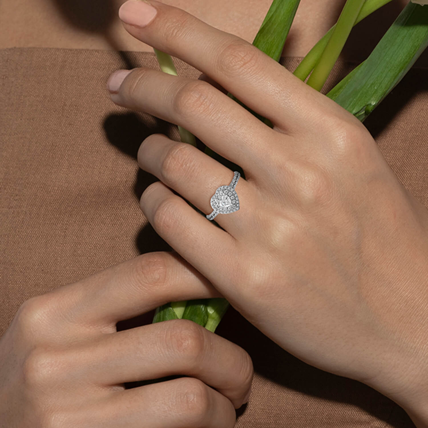 Essential 4-Pronged Round Ring_Product Angle_PCP Main Image